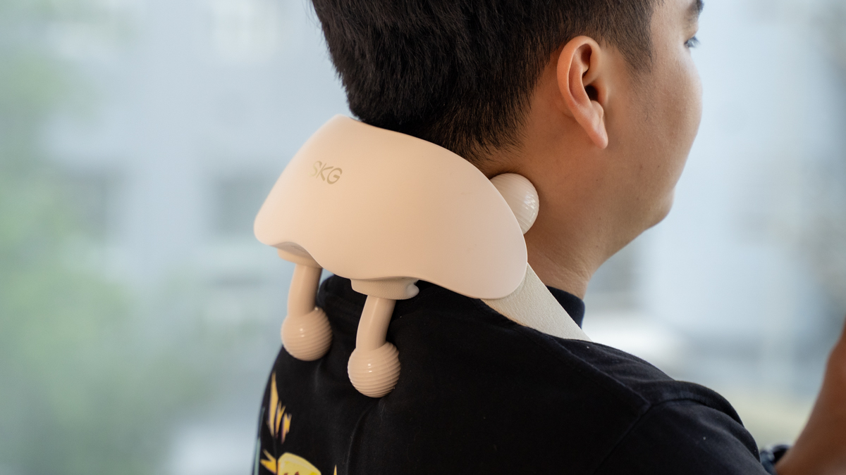 Trên tay SKG HS500-2: Massage cổ vai gáy 3D, chườm nóng, xua tan nhức mỏi, quà 8/3 ý nghĩa giá 2.3 triệu